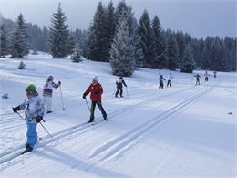Enfants faisant du ski de fond à Orange - Ski Club Nordique du Pays Rochois