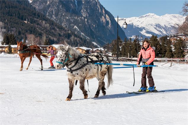 Ski joëring enfant avec un poney - Guillaume Grasset