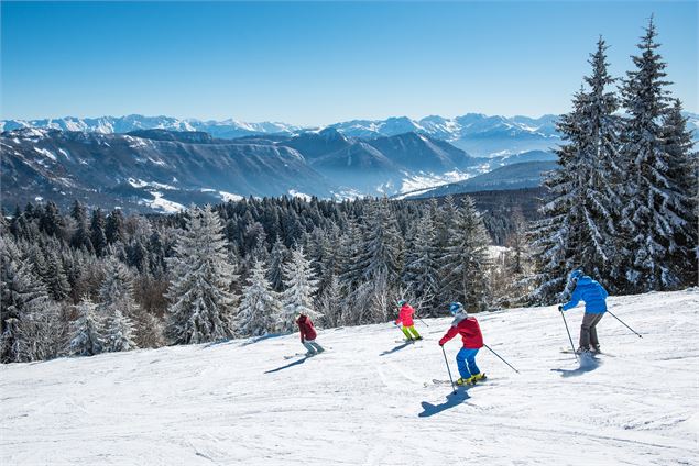 Ski alpin en famille à La Féclaz avec vue sur la chaine des Belledonnes - Peignée verticale - Grand 