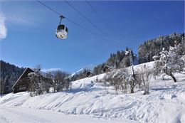 Accès sur le domaine skiabel de l'Essert avec la télécabine - accesible aux skieurs et aux piétons -