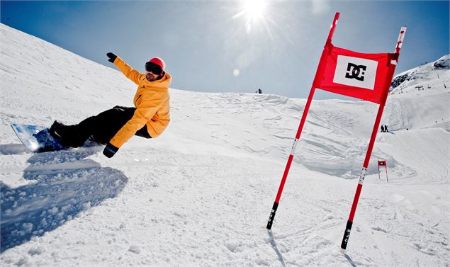Snowboarder sur la piste de boardercross - EPELDE