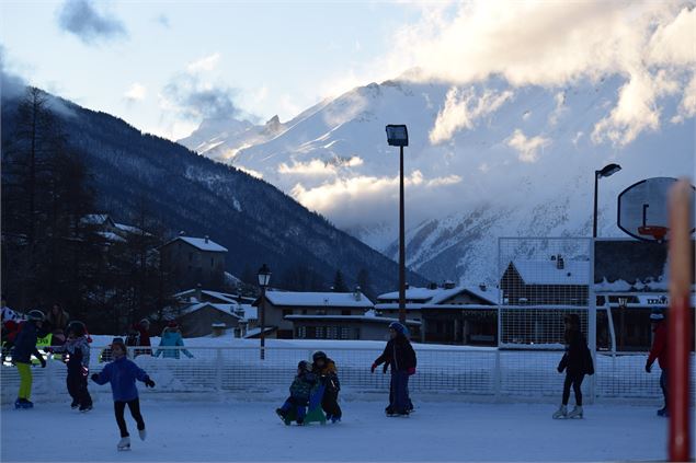 La patinoire de Val Cenis-Lanslevillard, une activité après-ski en famille - HMVT