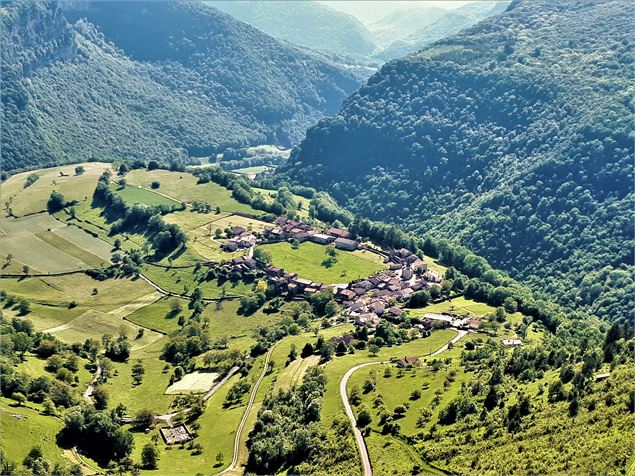 village en rond d'Oncieu - Sabrina Megani - Pérouges Bugey Tourisme