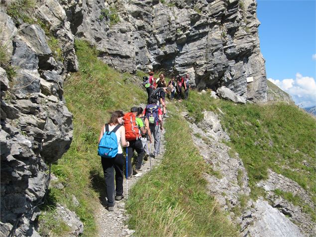 passage à flanc de montagne - Bureau des Guides & Accompagnateurs de Sallanches