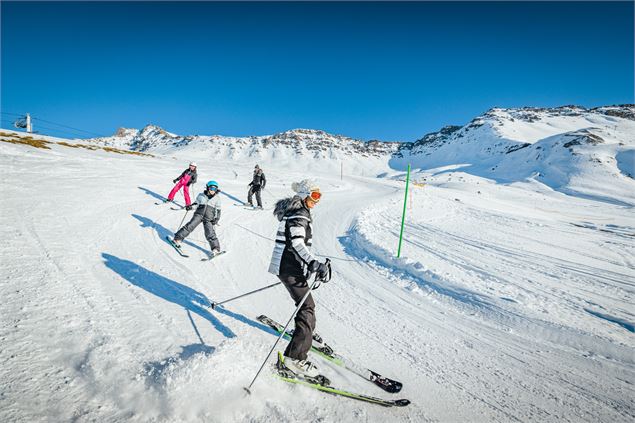 Personnes qui skient sur le Waouland - Alpcat Médias