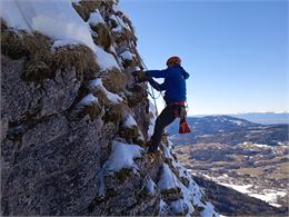 Escalade hivernale et vue sur la Vallée Verte - V. Glauzy - OT Alpes du Léman