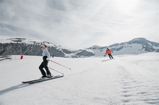 Des skieurs sur le glacier du Pisaillas à Val d'Isère - Yann Allegre