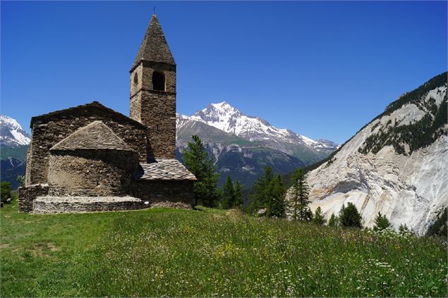 Eglise de Saint-Pierre d'Extravache avec la Dent Parrachée en second plan - OT HMV