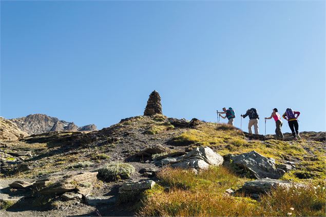 Groupe de randonneurs en plein soleil - Val d'Isère Tourisme