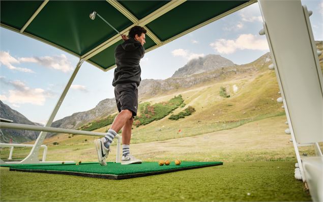 Practice de golf - un homme fait un swing - Yann ALLEGRE