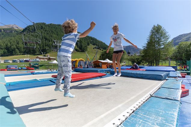 Enfants qui sautent sur le trampoline - Yann ALLEGRE