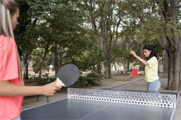 Deux joueurs à la table de ping pong - Image de Freepik