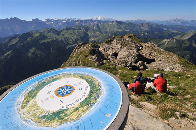 Table d'orientation et vue sur le Mont Blanc depuis le sommet - Patrick Brault