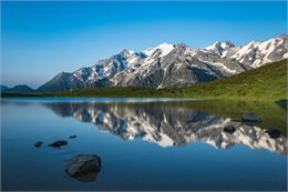 Le lac de Roselette et la chaine du Mont-Blanc - Les Contamines Tourisme