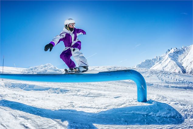 un snowboarder dans le snowboard de Valloire - M Zimmer/ Ot Valloire