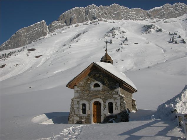 Chapelle Sainte Anne en hiver - Office de Tourisme du Val d'Arly