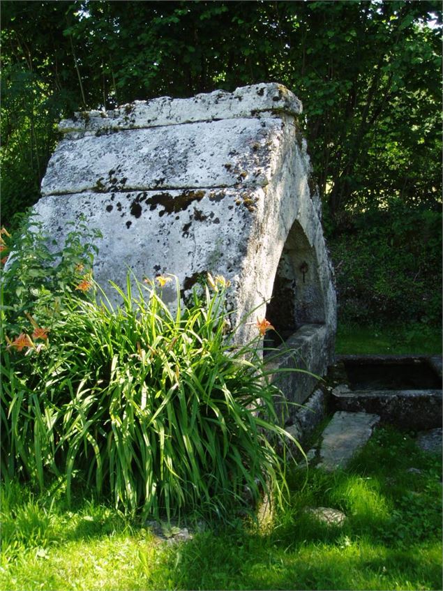 Fontaine médiévale sur le site de Poisieu à côté du calvaire et du four à pain - OT Valromey-Retord
