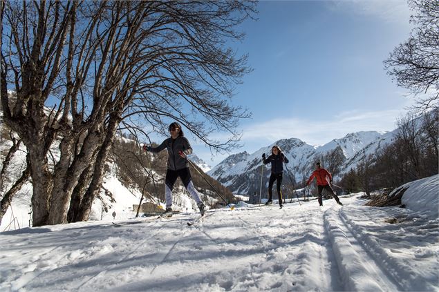 Goupe d'amis faisant du biathlon sur le doamine nordique de Valloire Galibier - A. Pernet / Valloire