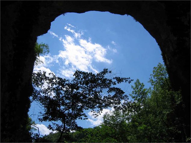 Reculée et grotte de Corveissiat, un site classé