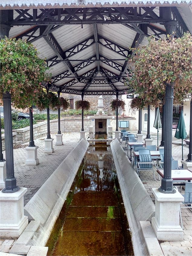 La halle protégeant les fontaines d'or - K.Tranchina