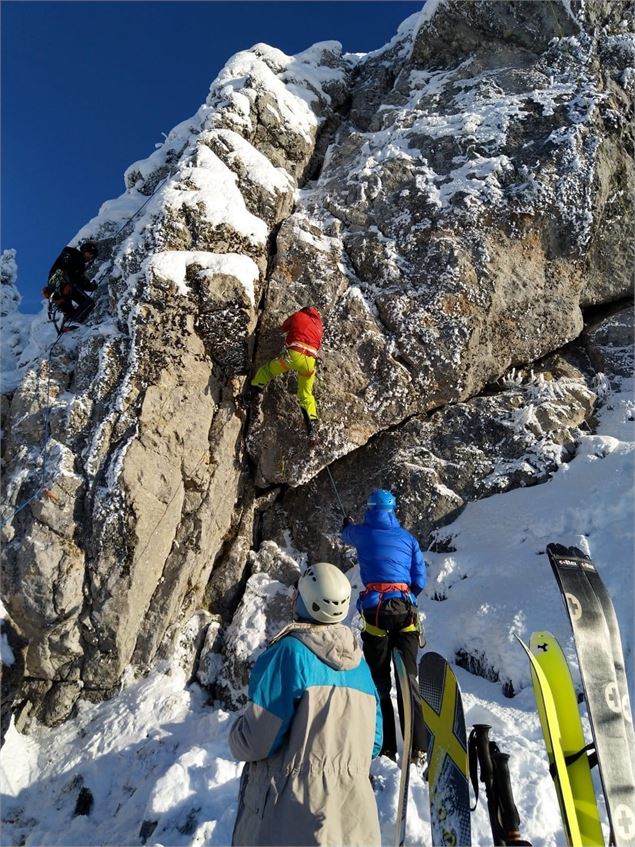 grimpeurs sur la barre équipée des Habères en hiver - V. Glauzy - OT Alpes du Léman