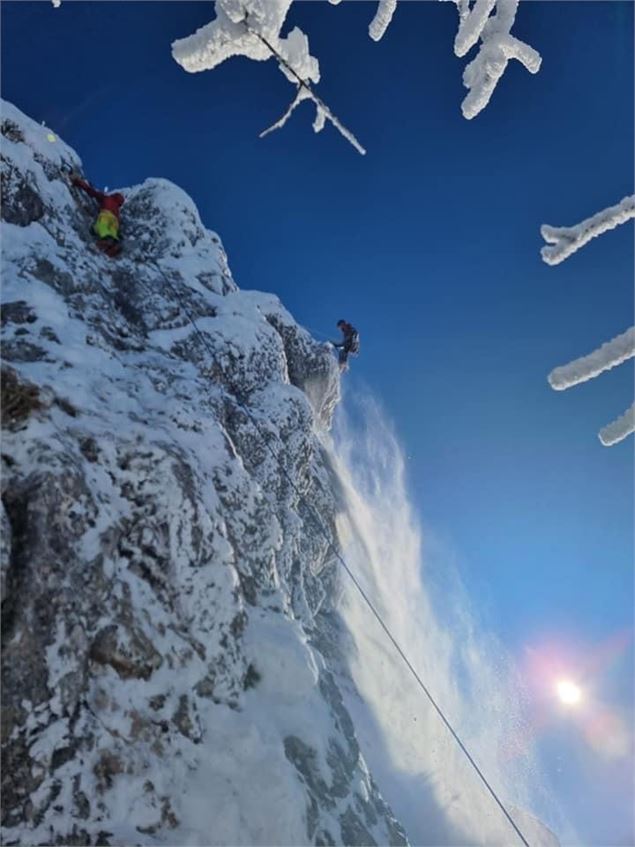 grimpeur sur la barre équipée des Habères en hiver - V. Glauzy - OT Alpes du Léman