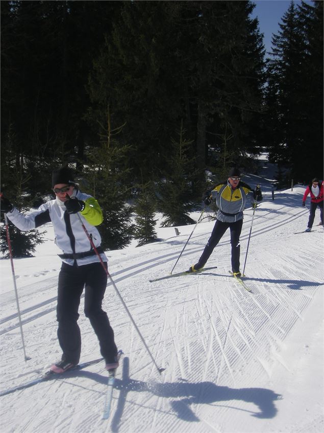 Adultes faisant du ski de fond à Orange - Ski Club Nordique du Pays Rochois