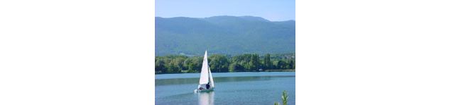 Le lac de Divonne, au pied de la Haute Chaîne du Jura.