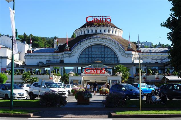 Le casino d'Evian-les-Bains - France Vélo Tourisme