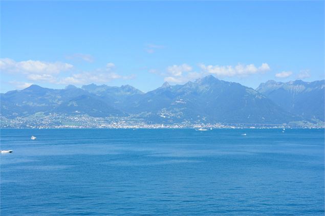 Le bleu du lac Léman et les montagnes côté Suisse - France Vélo Tourisme