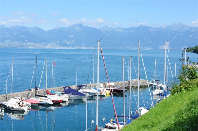 Petit port de plaisance entre Saint-Gingolph et Evian-les-Bains - France Vélo Tourisme