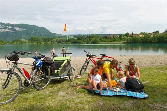 Pause vélo au bord du lac de Glandieu sur ViaRhôna - Christian Martelet / Auvergne-Rhône-Alpes Touri