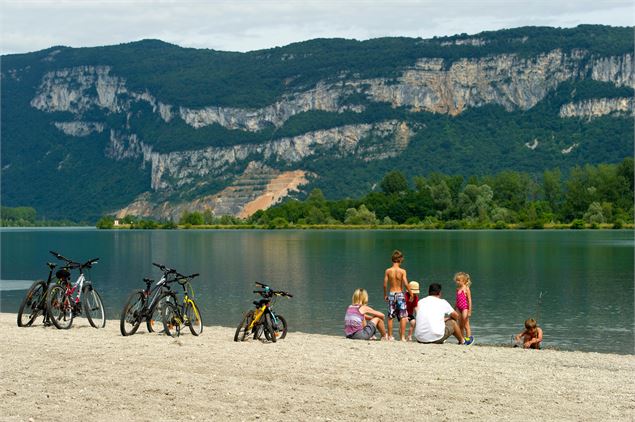 A vélo au bord du lac Glandieu - Christian Martelet / Auvergne-Rhône-Alpes Tourisme