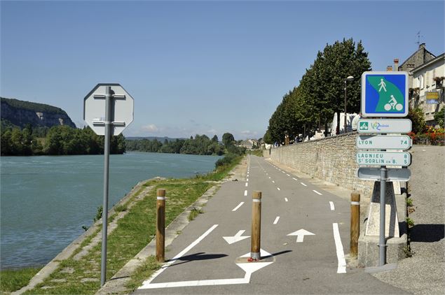 Piste cyclable le long du Rhône sur ViaRhôna - Christian Martelet / Auvergne-Rhône-Alpes Tourisme