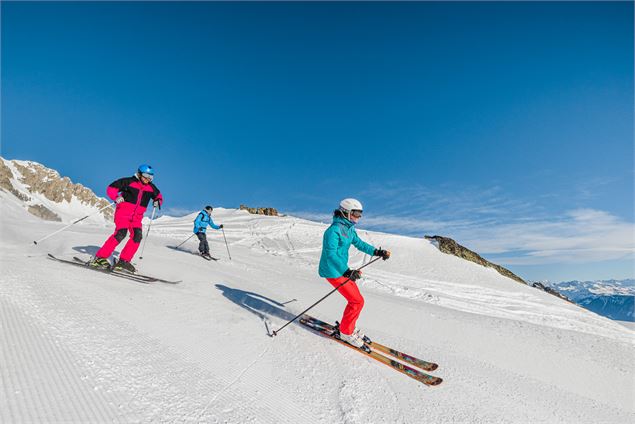 Femmes et hommes qui skient sur le domaine skiable - Alpcat Médias