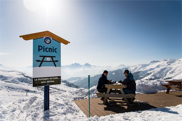 Aire de pique-nique au sommet des pistes de Saint François Longchamp - Alpcat Médias