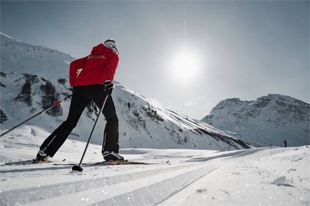 Ski de fond dans la magnifique vallée du Manchet à Val d'Isère avec un personne sur les pistes de fo