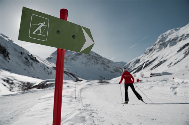 Ski de fond dans la magnifique vallée du Manchet à Val d'Isère avec un personne en arrière plan et l
