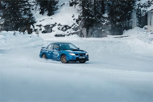 Subaru sur le circuit de glace - Mathis Decroux