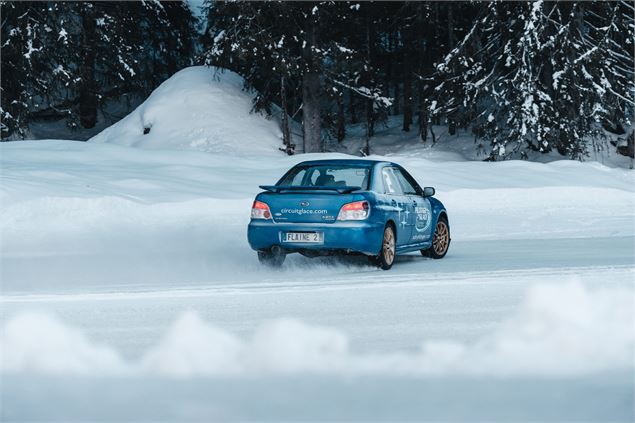 Subaru sur le circuit de glace vue de derrière - Mathis Decroux
