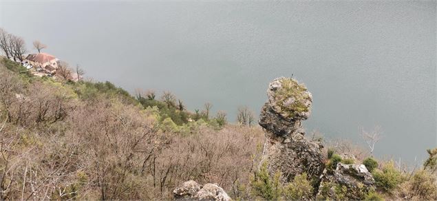 Le rocher de Maria Mâtre au dessus du lac de Nantua - Eric Chaxel