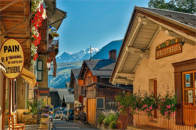 La rue principale du village, ses commerces et sa vue sur le Mont-Blanc - G. Lansard
