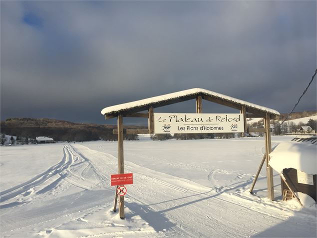 Ski de fond sur le Plateau de Retord aux Plans d'Hotonnes - © M. Ballet