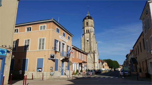 Mairie et église de Bâgé-le-Châtel - Office de Tourisme Pays de Bâgé et de Pont-de-Vaux