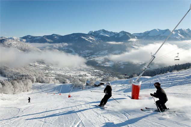 2 skieurs sur la piste rouge Les Verrets - Massif des Brasses - Maison des Brasses