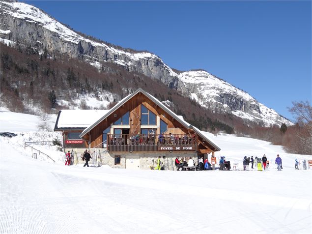 Foyer de ski de fond et restaurant l'Escale du Désert au-dessus - Communauté de communes Coeur de Ch