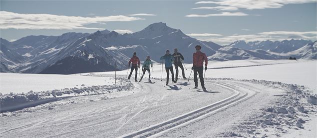 Skieurs piste du Carrolet - Maison de la Montagne de Nâves