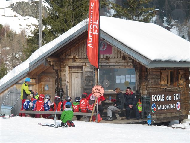 Enfants devants la cabane de l'ecole de ski - OT Vallorcine