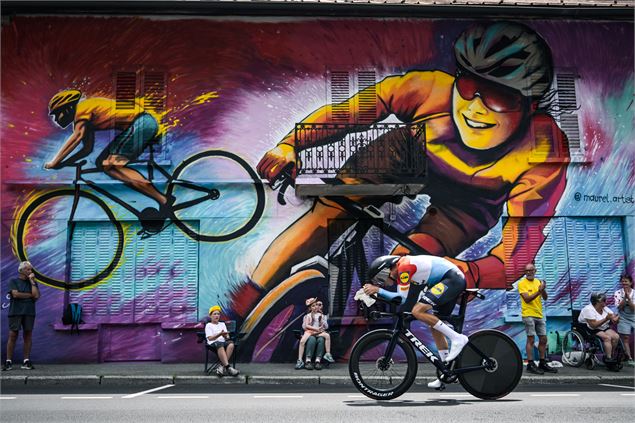 Cycliste devant la fresque - A.S.O. / Charly Lopez