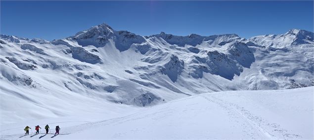 Skieurs en ski de randonnée sur l'arête de Montséti - Anne Marmottan